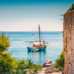 Kvarner: KRK > altes Boot an der Stadtmauer