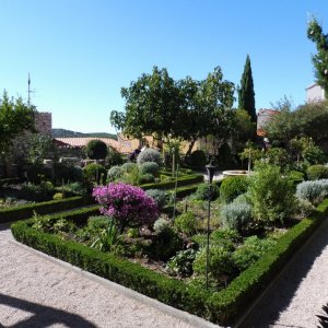 Dalmatien: SIBENIK < Garten in der Altstadt