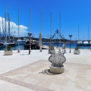 Dalmatien: Rogoznica> Zisterne am Hafen
