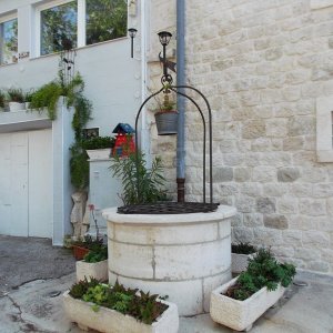 Dalmatien: Kastel Stafilic>Brunnen