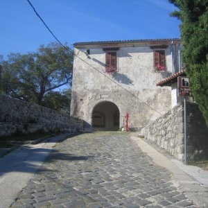 Kvarner: VEPRINAC>Tor zum Ort