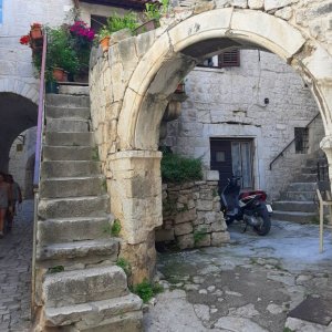 Dalmatien: TROGIR > Altstadtgasse