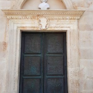 Tür zum Turm der Kathedrale Sv. Stjepan in Hvar