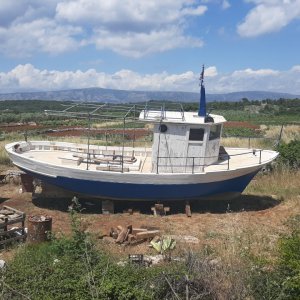 Boot im Agerfeld bei Stari Grad