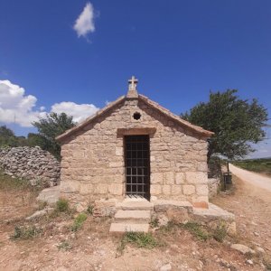 Kirche im Agerfeld bei Stari Grad