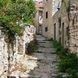 Dalmatien: Sepurine Insel Prvic > uralte Gasse