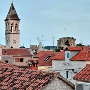 Blick über die Dächer von Trogir