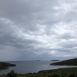 Dalmatien : Primošten -  Rogoznica > bedeckter Himmel mit Regen