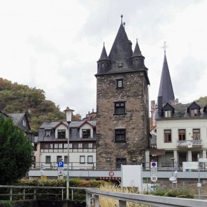 Markttor Bacharach mit Stadtmauer.jpg