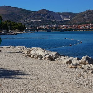 Dalmatien: OTOK CIOVO > Kieselstrand