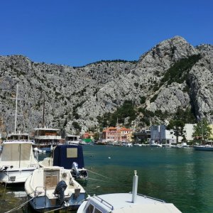 Dalmatien: OMIS > Blick auf die Cetinamündung
