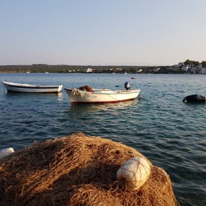Dalmatien: LOVIŠTE > Fischernetz und Boote.jpg
