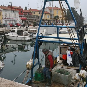 Istrien > NOVIGRAD > Aufräumarbeiten auf dem Fischerboot