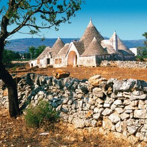 trulli-landschaft-jpg-DW-Reise-Alberobello-jpg.jpg