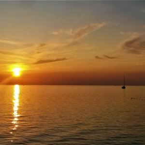Istrien: FAZANA > Segelboot im Sonnenuntergang auf der Adria
