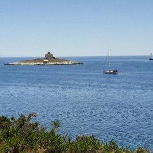 Dalmatien: HVAR > Boote vor einer kleinen Insel in der Adria