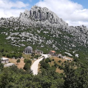 Gradina Fratarska glavica in der Nähe des Tunnels Sveti Rok