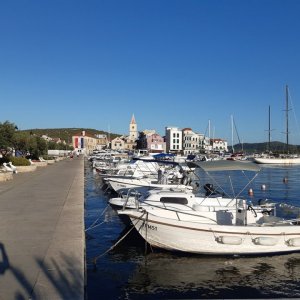 Dalmatien: PIROVAC > Blick auf Ort.jpg