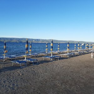 Dalmatien: OMIS > Strand am Morgen