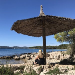 Dalmatien: PAKOSTANE<Strand<Sonnenschirm