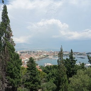 Dalmatien: Split> Stadt an der Küste