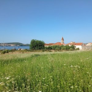 Dalmatien: Trogir> Seget Donji> An der Küste