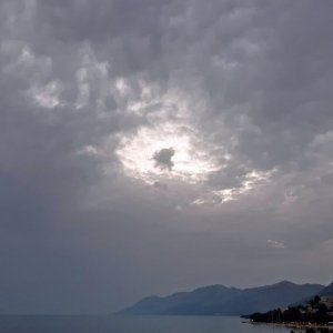 Dalmatien: BASKA VODA > Wolken mit Loch.jpg