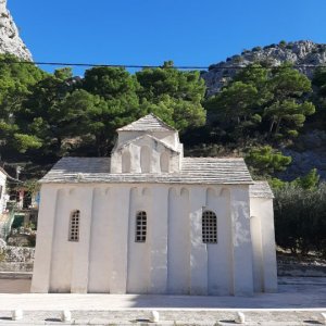 Dalmatien: OMIS > kleine Kapelle