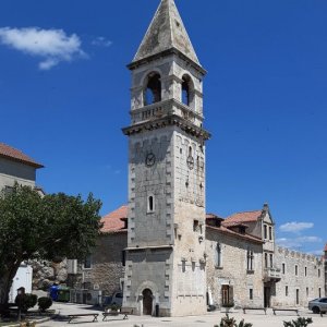 Dalmatien: KASTEL SUCURAC > Glockenturm der alten Pfarrkirche.jpg