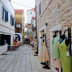 Dalmatien: Vodice> Altstadt> Kleider