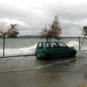 Kastel Novi im Frühling. Der Jugo weht.