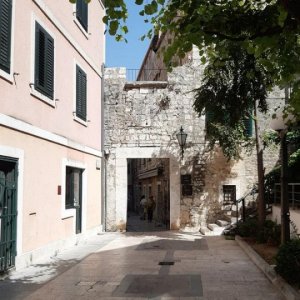 13_Omis_Altstadtgeflüster.jpg