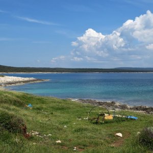 Strandidylle (mit Müll und Stuhl) zwischen Liznjan und Sisan