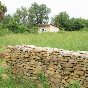 große Mauer, kleines Haus