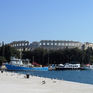 Amphitheater Pula vom Hafen aus