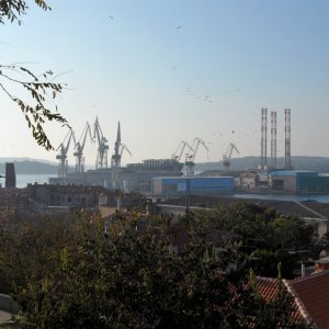 Blick von der Festung auf Werft und Hafen