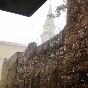Dalmatien: ZADAR:Schutz vor dem Regen mit Blick auf Sv. Franjo
