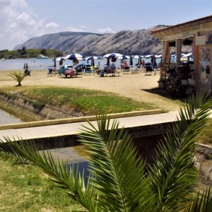 Kvarner: LOPAR auf Insel Rab > Brücke am Paradiesstrand.JPG