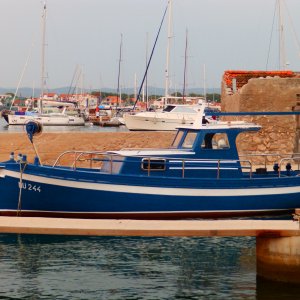 121-altes Holzboot im Hafen von Murter.JPG