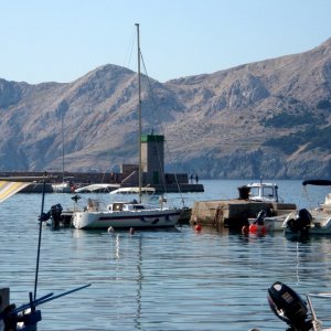 Kvarner: BASKA/otok Krk > Leuchtturm an der Hafeneinfahrt