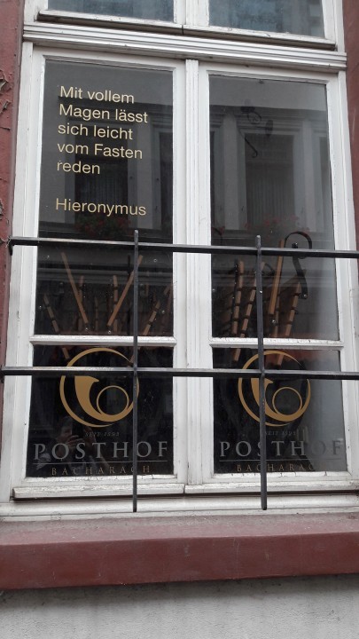 Alter Posthof Bacharach Fenster.jpg
