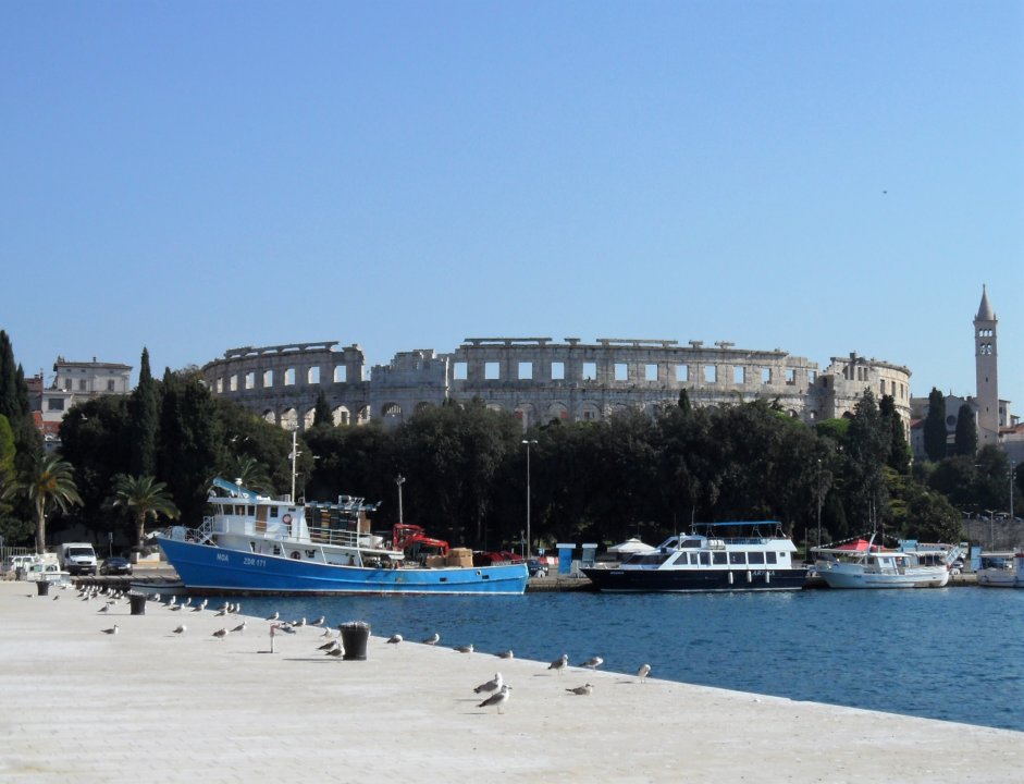 Amphitheater Pula vom Hafen aus