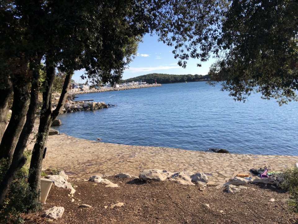 Betonierter Strandteil