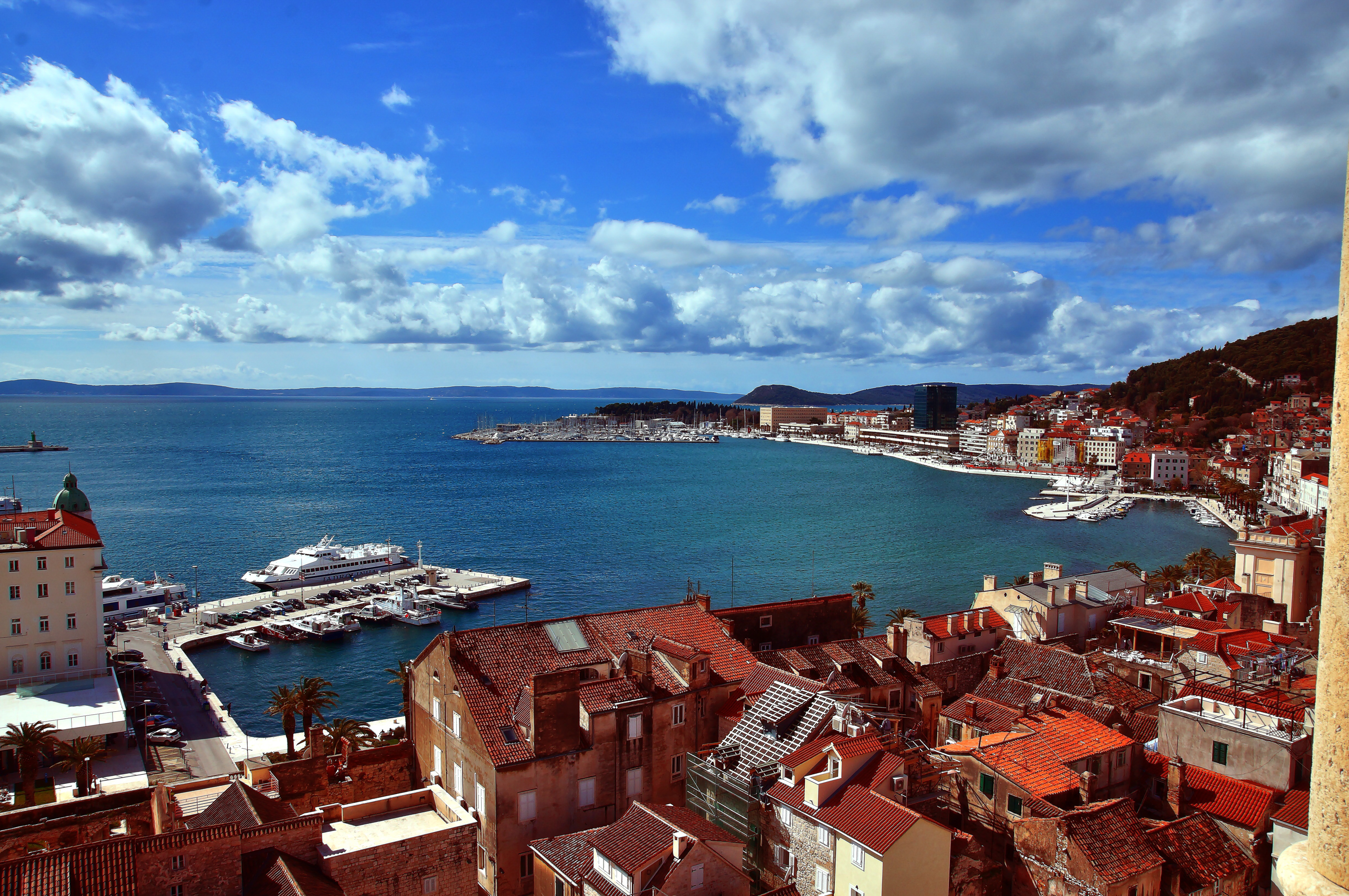 Blick vom Glockenturm auf den Hafen von Split