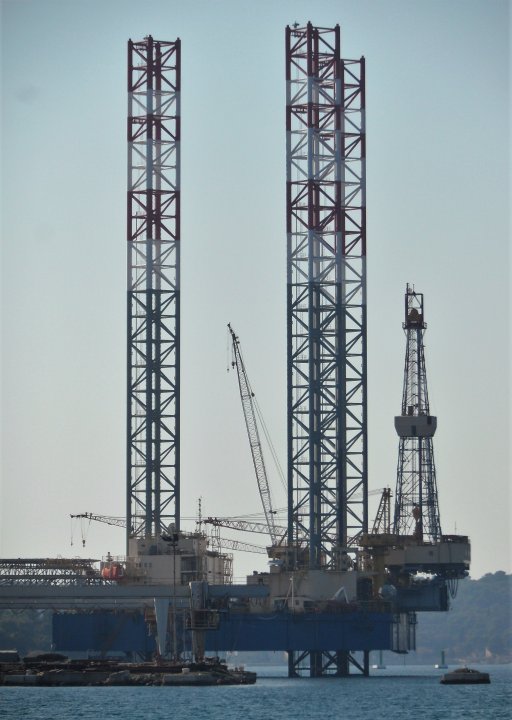 Bohrinsel in der Werft in Pula