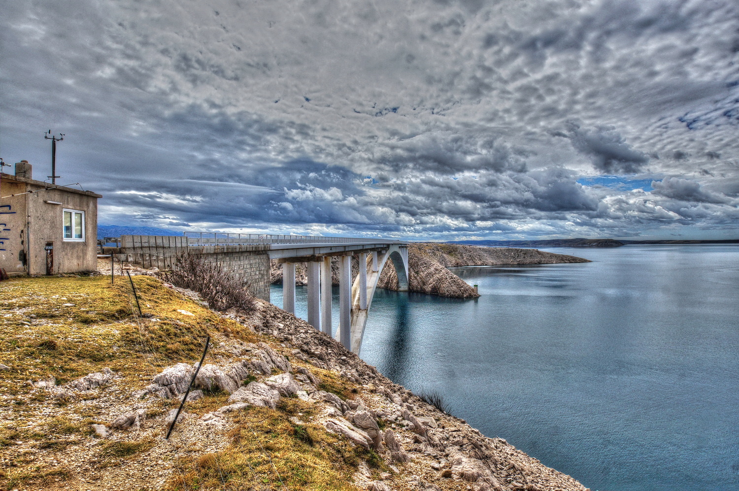 Brücke verbindet die Insel Pag mit dem Festland full