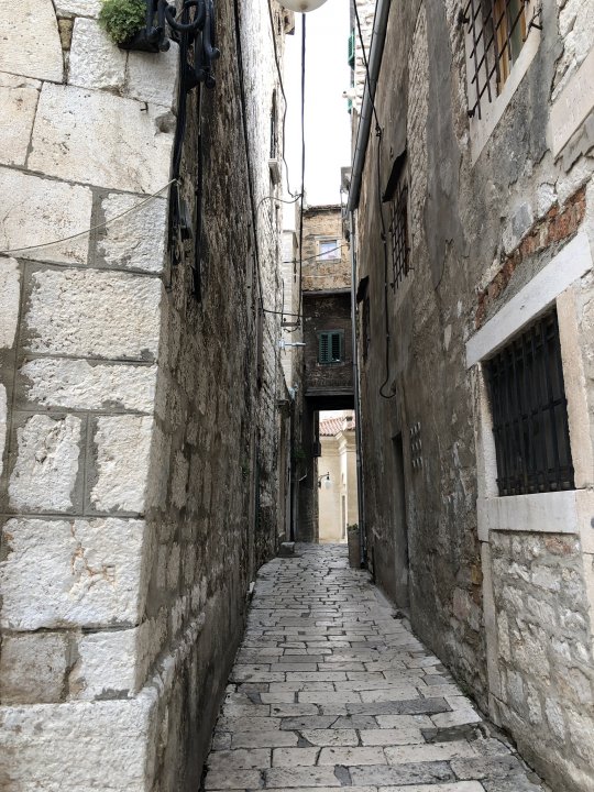 Dalmatien: Šibenik > Altstadtgasse