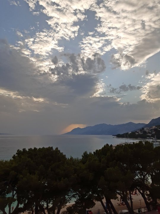 Dalmatien: BASKA VODA > Sonne hinter Wolken.jpg