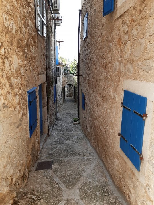 Dalmatien: BETINA AUF INSEL MURTER > Gasse.jpg