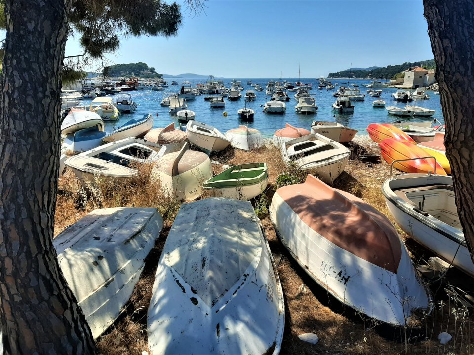 Dalmatien: HVAR > unzählige Boote in und vor der Adria